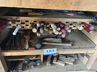 Lot bestaande uit diverse handgereedschappen waaronder schaven, zagen, beitels, hamers en vijlen. - afbeelding 3 van  3