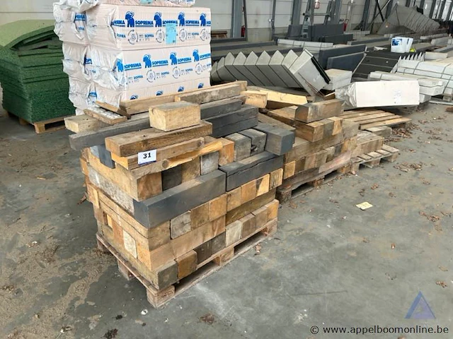 Lot bestaande uit diverse houten balken op pallets. - afbeelding 1 van  2
