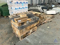 Lot bestaande uit diverse houten balken op pallets.