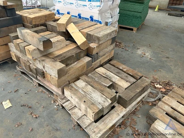 Lot bestaande uit diverse houten balken op pallets. - afbeelding 2 van  2