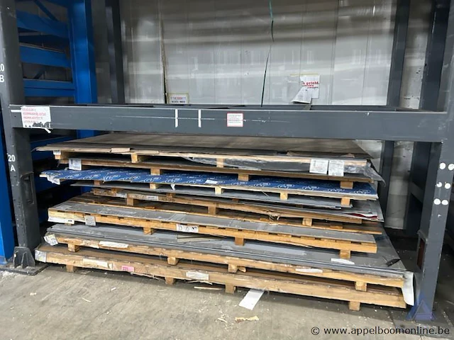 Lot bestaande uit diverse metalen platen, waaronder staal en roestvrij staal. - afbeelding 1 van  4