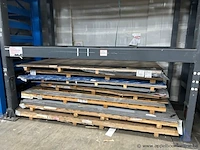 Lot bestaande uit diverse metalen platen, waaronder staal en roestvrij staal.