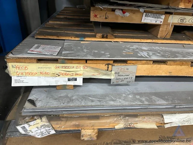 Lot bestaande uit diverse metalen platen, waaronder staal en roestvrij staal. - afbeelding 2 van  4