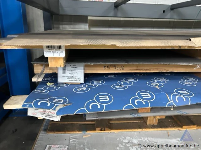 Lot bestaande uit diverse metalen platen, waaronder staal en roestvrij staal. - afbeelding 3 van  4
