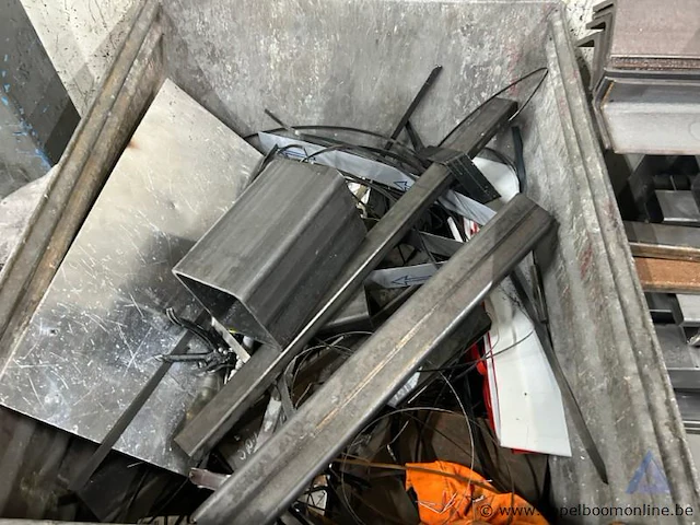 Lot bestaande uit diverse metalen profielen en platen - afbeelding 2 van  2