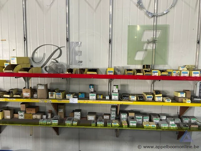 Lot bestaande uit diverse schroeven en bevestigingsmaterialen van het merk pgb-fasteners. - afbeelding 1 van  3