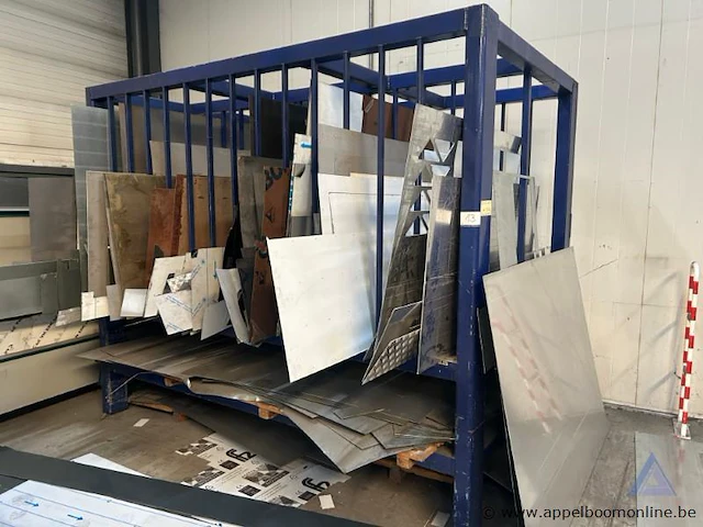 Lot bestaande uit een metalen rek gevuld met diverse metalen platen en reststukken. de platen variëren in afmeting en type. - afbeelding 1 van  1