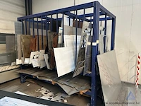 Lot bestaande uit een metalen rek gevuld met diverse metalen platen en reststukken. de platen variëren in afmeting en type.