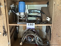 Lot bestaande uit een verticale freesmachine van het merk scheer, een cirkelzaag en diverse handgereedschappen en onderdelen.