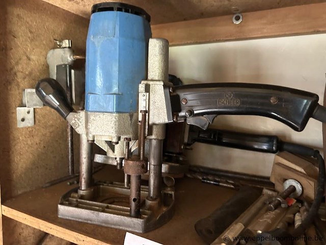Lot bestaande uit een verticale freesmachine van het merk scheer, een cirkelzaag en diverse handgereedschappen en onderdelen. - afbeelding 2 van  3