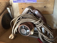 Lot bestaande uit een verticale freesmachine van het merk scheer, een cirkelzaag en diverse handgereedschappen en onderdelen. - afbeelding 3 van  3