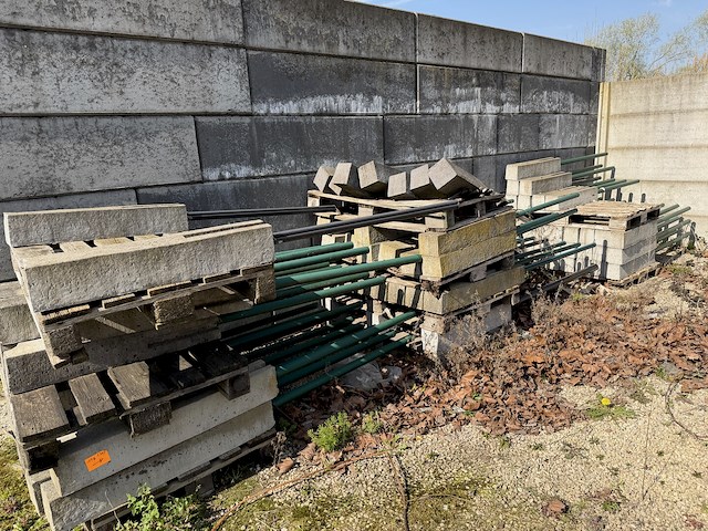 Lot betonpalen met buis - afbeelding 1 van  1