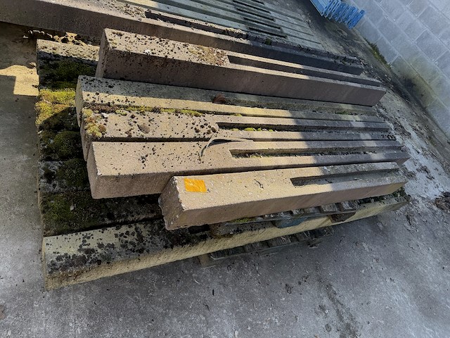 Lot betonpalen - afbeelding 1 van  1