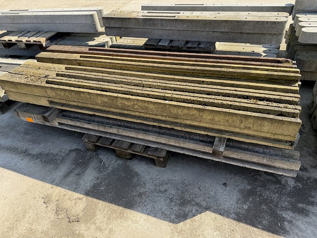 Lot betonpalen - afbeelding 1 van  1