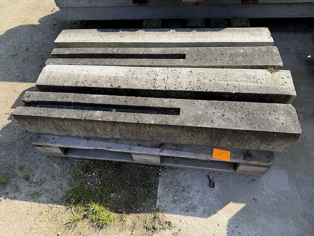 Lot betonpalen - afbeelding 1 van  1