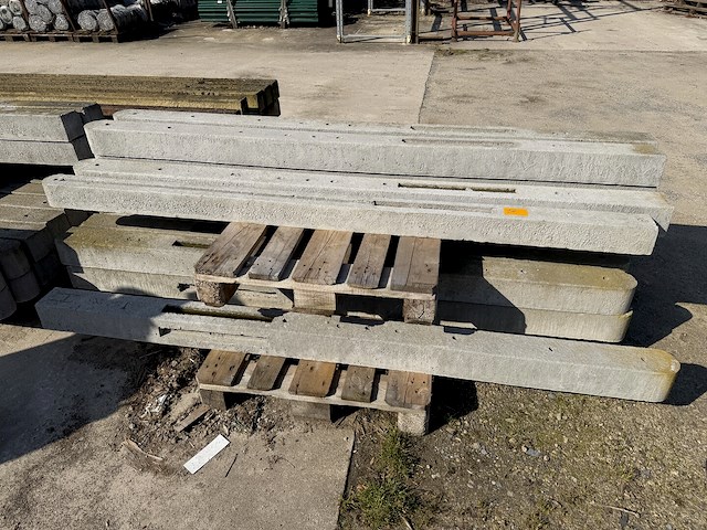 Lot betonpalen - afbeelding 1 van  1