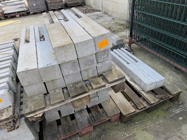 Lot betonpalen - afbeelding 1 van  1