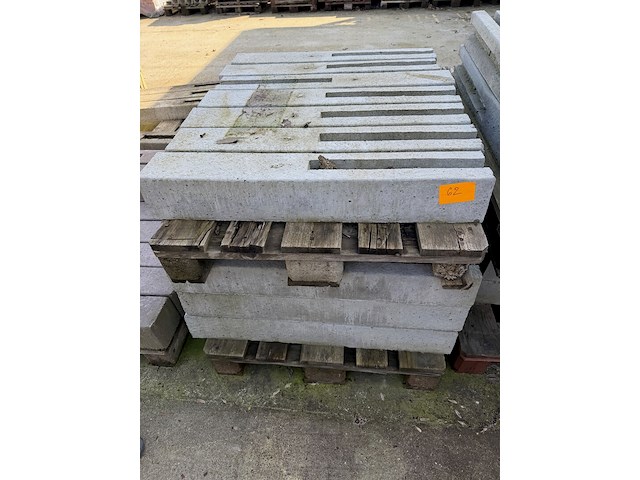 Lot betonpalen - afbeelding 1 van  1