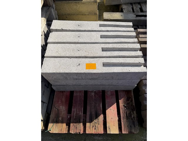 Lot betonpalen - afbeelding 1 van  1