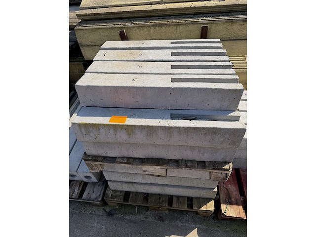 Lot betonpalen - afbeelding 1 van  1