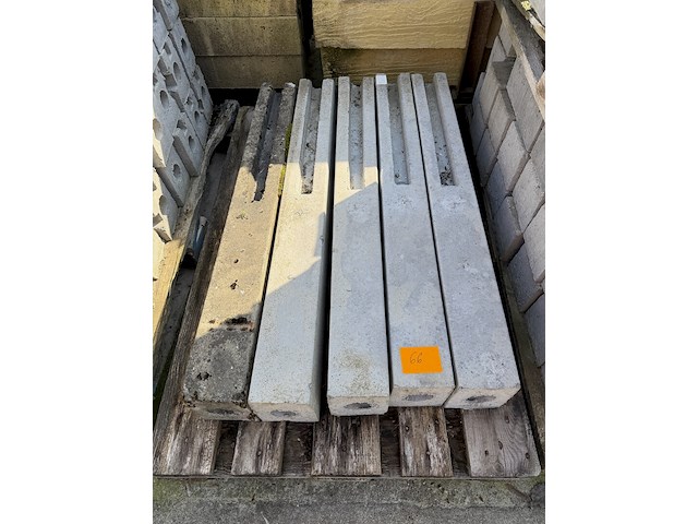 Lot betonpalen - afbeelding 1 van  1