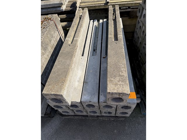 Lot betonpalen - afbeelding 1 van  1