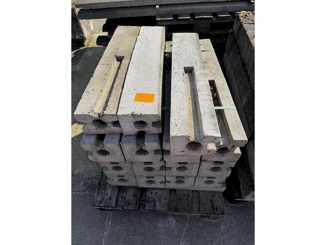 Lot betonpalen - afbeelding 1 van  1