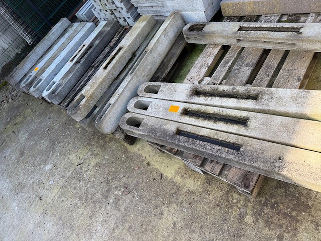 Lot betonpalen - afbeelding 1 van  1