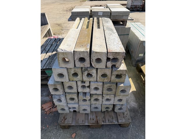 Lot betonpalen - afbeelding 1 van  1