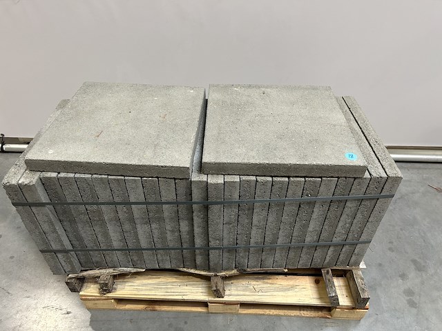 Lot betontegels 6,5m² - afbeelding 1 van  2