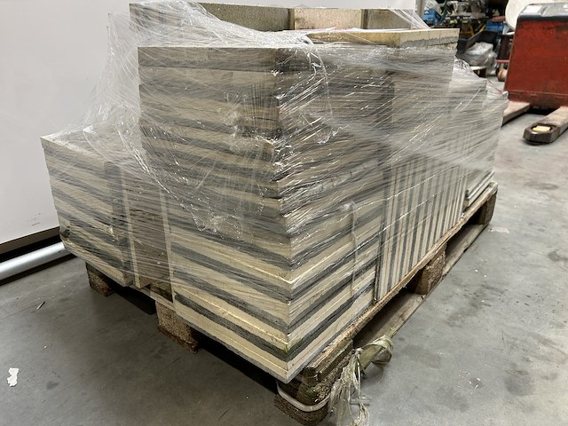 Lot betontegels granito's +/- 16m² - afbeelding 3 van  4