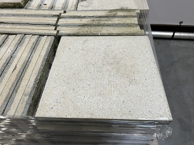 Lot betontegels granito's 8,80m² - afbeelding 1 van  3