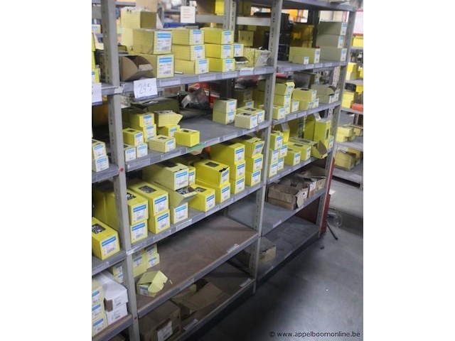 Lot bevestigingsmaterialen, diverse dozen en verpakkingen wo pgb fasteners - afbeelding 1 van  5