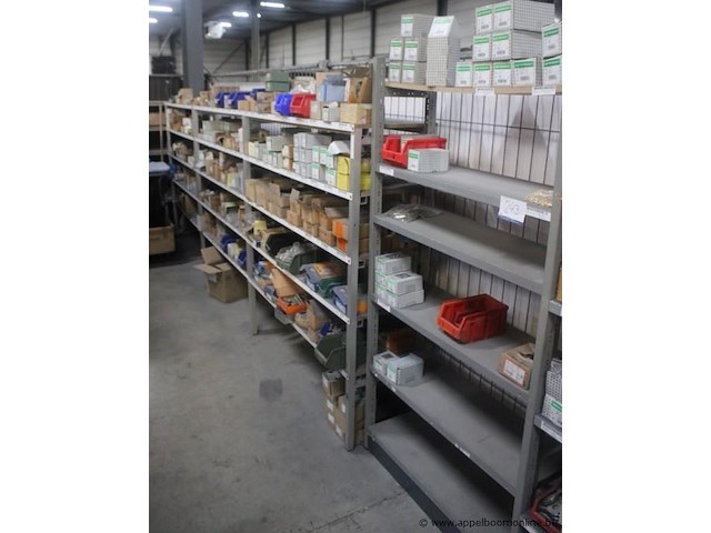 Lot bevestigingsmaterialen pgb-fasteners, diverse schroeven, bouten, moeren en pluggen, diverse maten, in dozen en bakken - afbeelding 1 van  6