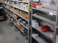 Lot bevestigingsmaterialen pgb-fasteners, diverse schroeven, bouten, moeren en pluggen, diverse maten, in dozen en bakken - afbeelding 1 van  6