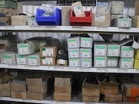 Lot bevestigingsmaterialen pgb-fasteners, diverse schroeven, bouten, moeren en pluggen, diverse maten, in dozen en bakken - afbeelding 2 van  6