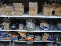 Lot bevestigingsmaterialen pgb-fasteners, diverse schroeven, bouten, moeren en pluggen, diverse maten, in dozen en bakken - afbeelding 3 van  6