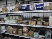 Lot bevestigingsmaterialen pgb-fasteners, diverse schroeven, bouten, moeren en pluggen, diverse maten, in dozen en bakken - afbeelding 4 van  6