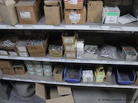 Lot bevestigingsmaterialen pgb-fasteners, diverse schroeven, bouten, moeren en pluggen, diverse maten, in dozen en bakken - afbeelding 5 van  6