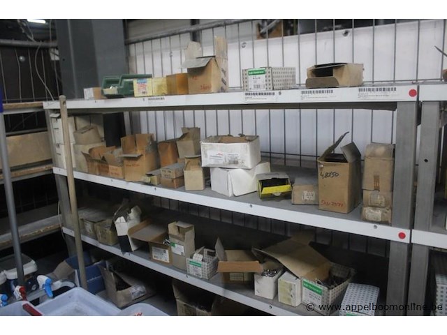 Lot bevestigingsmaterialen pgb-fasteners, diverse schroeven, bouten, moeren en pluggen, diverse maten, in dozen en bakken - afbeelding 6 van  6