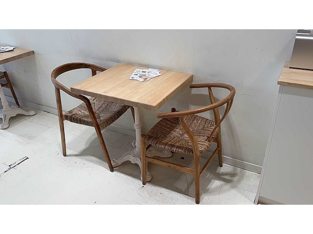 Lot binnenmeubels - tafels, stoelen en zitbanken (horeca/interieur) - afbeelding 3 van  21