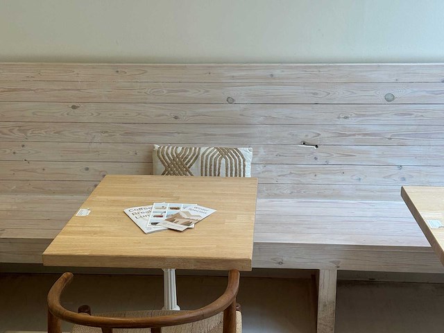 Lot binnenmeubels - tafels, stoelen en zitbanken (horeca/interieur) - afbeelding 19 van  21