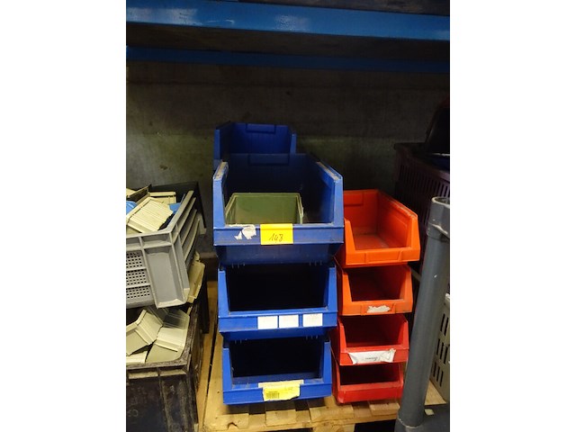 Lot blauwe en rode stapelbakken - afbeelding 1 van  4