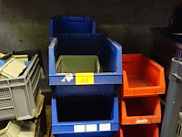 Lot blauwe en rode stapelbakken - afbeelding 1 van  4