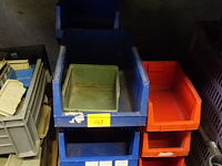 Lot blauwe en rode stapelbakken - afbeelding 2 van  4