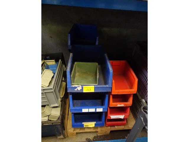 Lot blauwe en rode stapelbakken - afbeelding 4 van  4