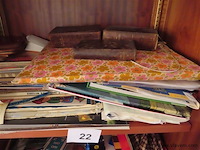 Lot boeken en diversen volgens foto - afbeelding 3 van  3