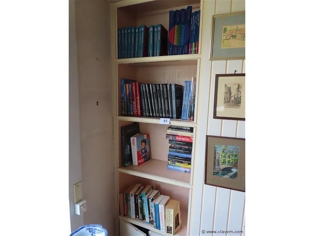 Lot boeken op het schap - afbeelding 1 van  5