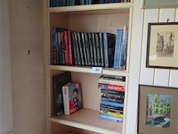 Lot boeken op het schap - afbeelding 1 van  5