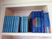Lot boeken op het schap - afbeelding 2 van  5